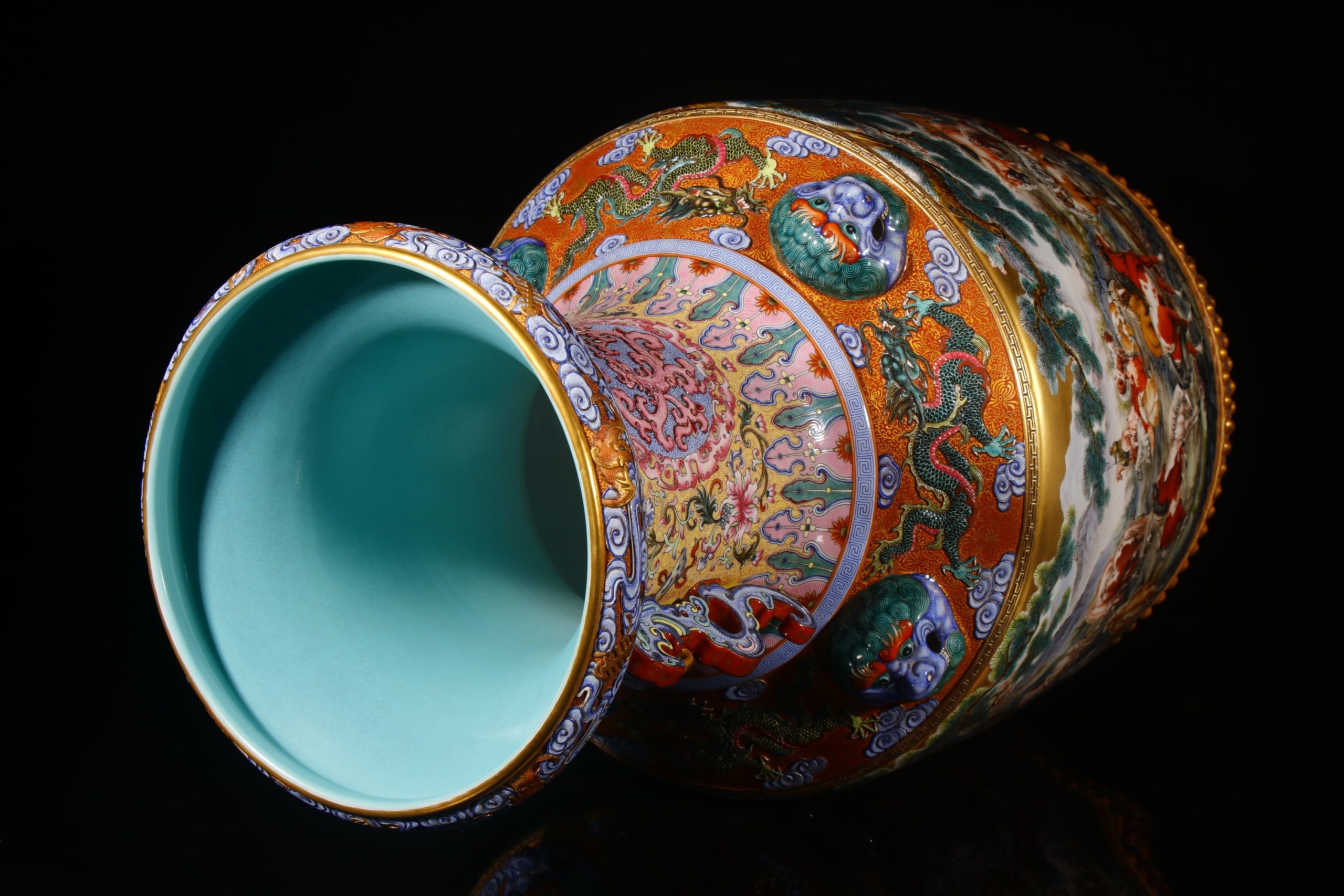 Decorated underside and base of the porcelain vase