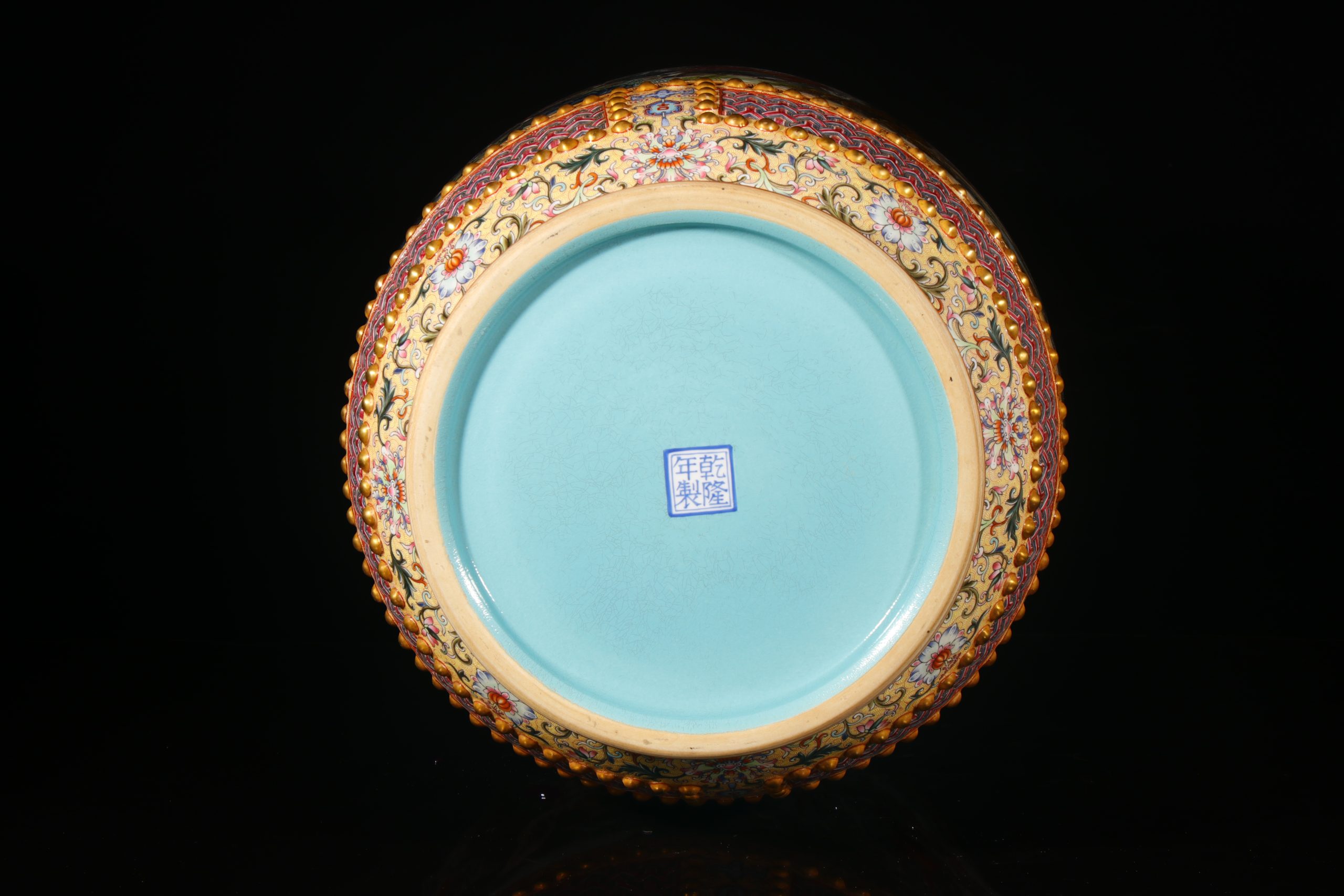 Qianlong-style imitation reign mark on the base