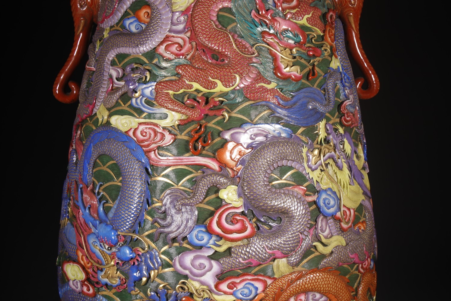 High-relief dragon and green sea decoration on the vase