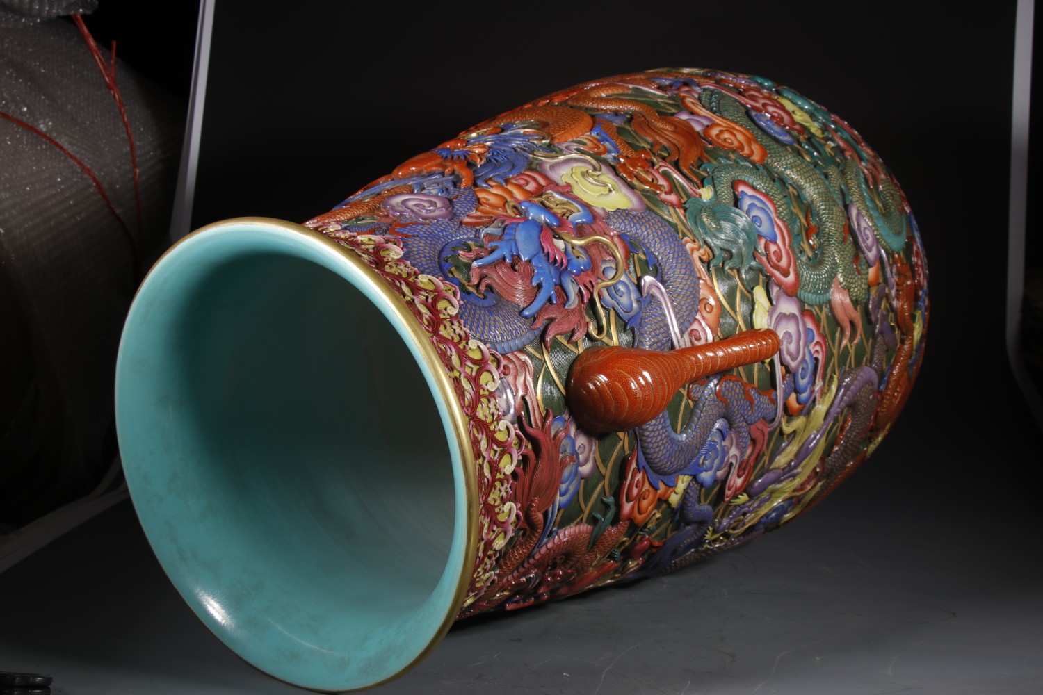 Green-glazed waves and five-color dragons on Jingdezhen porcelain