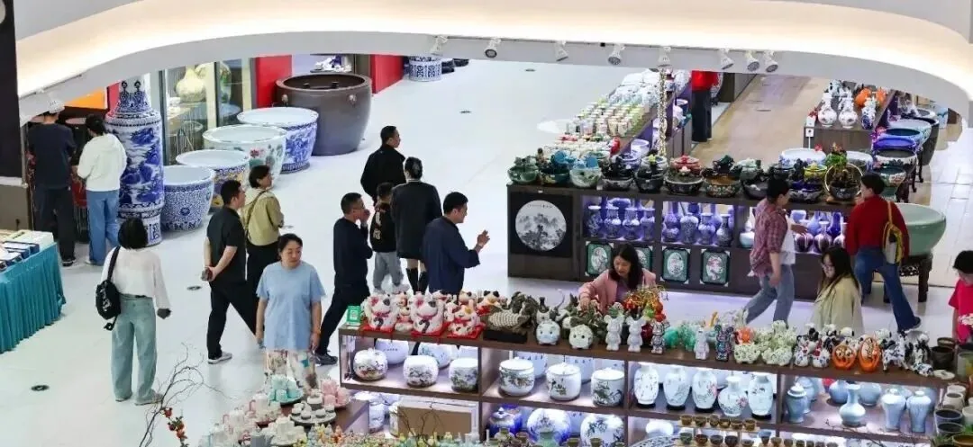 A contemporary ceramics market in Jingdezhen